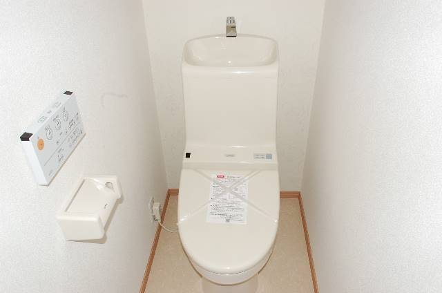 エムズコート萩原天神（堺市美原区北余部）全６５区画新築一戸建て　トイレは２か所設置。１階は温水暖房便座が標準仕様です