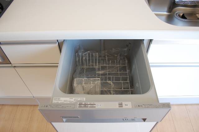 　食器洗い乾燥機が標準装備。これで家事もはかどります。