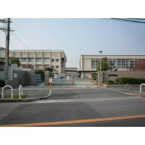　堺市立深井中央中学校へ徒歩約１０分