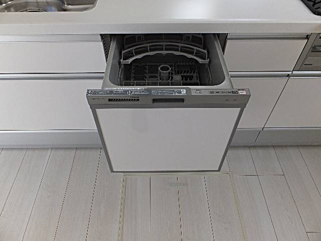 　食器洗い乾燥機が標準装備。これで家事もはかどります。