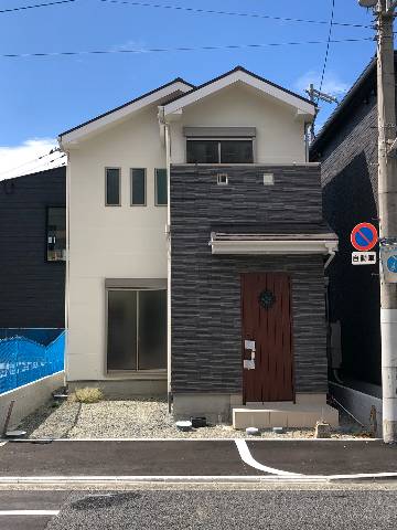 エムズコート浅香（堺市堺区浅香山町３丁）新築一戸建て　現地外観。外壁は、防音・撥水・高耐久・軽量・高断熱のコンクリートボードにアクセントタイルで高級感を演出