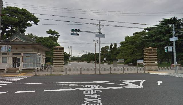 　広大な敷地の浜寺公園へ徒歩約12分