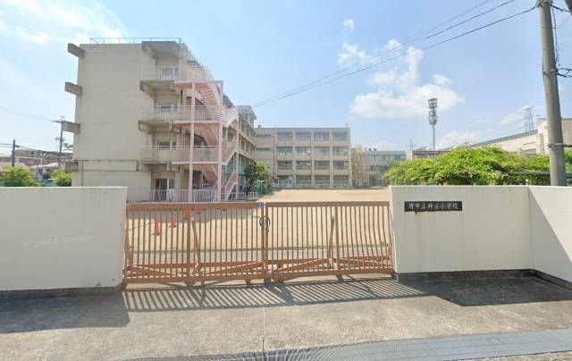 　神石小学校まで徒歩約６分