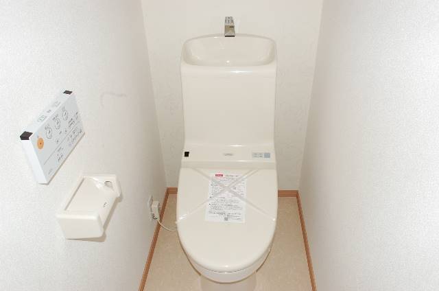 エムズコート初芝（東区日置荘西町７丁）全４区画！新築一戸建て　トイレは２か所設置。１階は温水暖房便座が標準仕様です