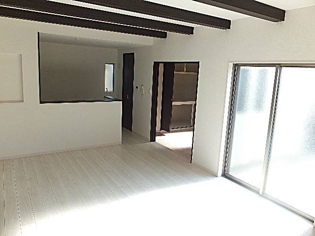 エムズコート泉ヶ丘（堺市南区三原台１丁）新築一戸建て！全５区画　広々としたリビングで明るく開放感があります。すり傷やへこみ傷に強い高耐久なフローリングで、綺麗さ長持ち。