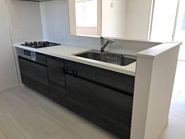 エムズコート泉ヶ丘（堺市南区三原台１丁）新築一戸建て！全５区画　クリナップ製システムキッチン。収納はオール引出しタイプ。内部の見えない部分まで上質のステンレス仕上げでいつまでも清潔