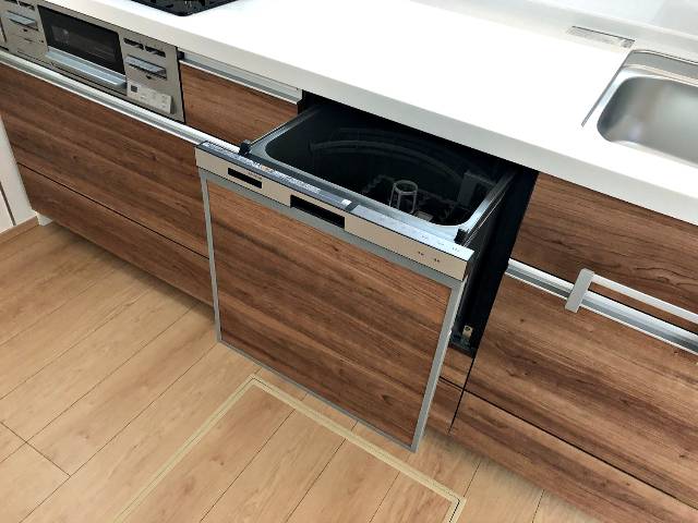 エムズコート金剛（高辺台１丁パート２）駐車３台可！新築一戸建て　食器洗い乾燥機が標準装備。これで家事もはかどります。