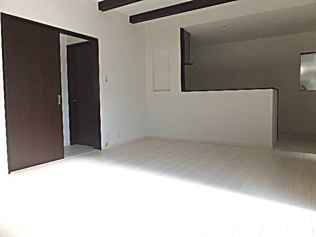 エムズコート北野田（堺市中区陶器北）★新築一戸建て　広々としたリビングで明るく開放感があります。すり傷やへこみ傷に強い高耐久なフローリングで、綺麗さ長持ち。
