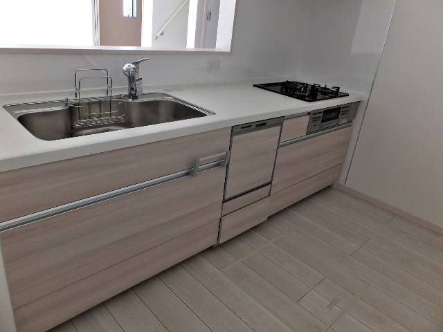 エムズコート北野田（堺市中区陶器北）★新築一戸建て　クリナップ製システムキッチン。収納はオール引出しタイプ。内部の見えない部分まで上質のステンレス仕上げでいつまでも清潔
