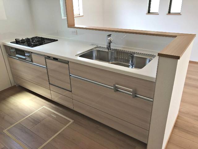 エムズコート金剛（大阪狭山市茱萸木６丁）全２９区画★新築一戸建て　クリナップ製システムキッチン。収納はオール引出しタイプ。内部の見えない部分まで上質のステンレス仕上げでいつまでも清潔
