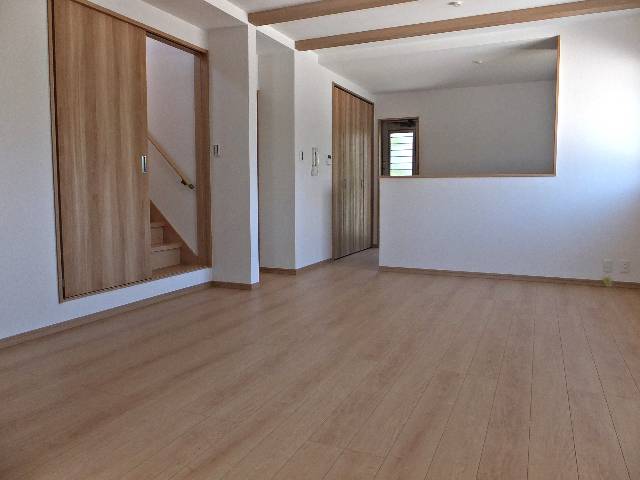 エムズコート金剛（大阪狭山市茱萸木６丁）全２９区画★新築一戸建て　広々としたリビングで明るく開放感があります。すり傷やへこみ傷に強い高耐久なフローリングで、綺麗さ長持ち。
