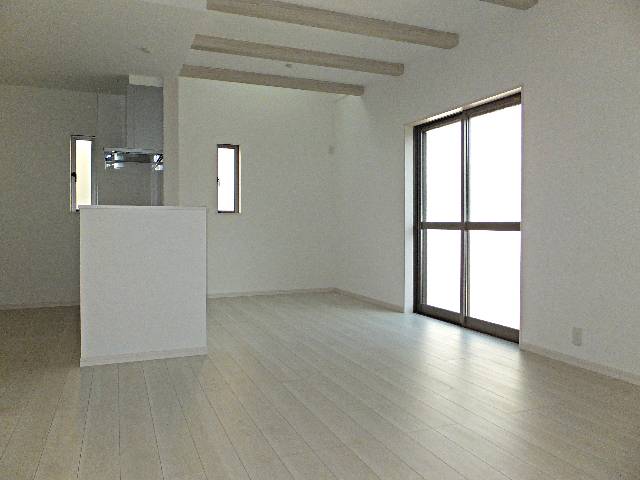エムズコート泉ヶ丘（堺市南区竹城台２丁）全３区画！売土地　広々としたリビングで明るく開放感があります。すり傷やへこみ傷に強い高耐久なフローリングで、綺麗さ長持ち。