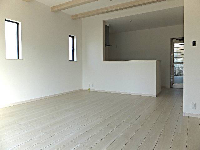 エムズコート北野田（堺市東区大美野）敷地５５坪！★自由設計対応可★不動産　広々としたリビングで明るく開放感があります。すり傷やへこみ傷に強い高耐久なフローリングで、綺麗さ長持ち。