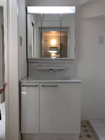 　●３面鏡タイプ。鏡の内側も収納になっています。お手入れがしやすい大型洗面ボール！引出しタイプの収納も便利です！