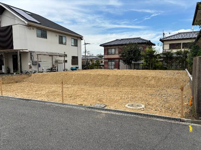 　南向きです！道路との高低差の少ない敷地！早い段階ですと自由設計にて建築可能な区画あり