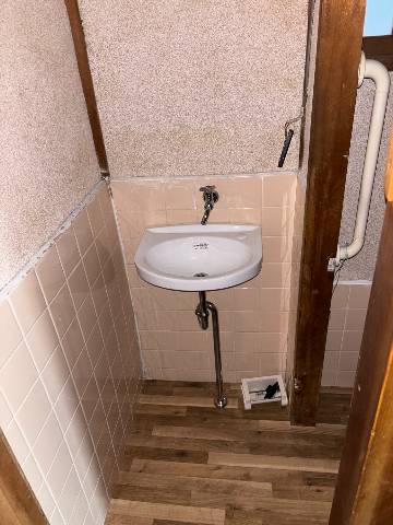 　トイレ前に手洗い洗面台あり