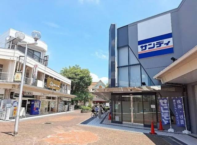 　スーパーサンディへ徒歩約３分と便利な立地！