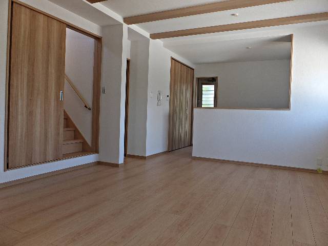 エムズコート泉ヶ丘（堺市南区三原台１丁）全３区画★自由設計対応可★不動産　広々としたリビングで明るく開放感があります。すり傷やへこみ傷に強い高耐久なフローリングで、綺麗さ長持ち。
