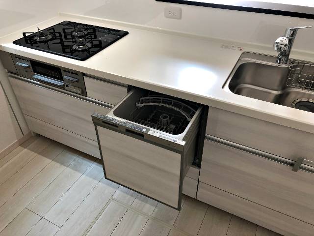 エムズコート泉ヶ丘（堺市南区三原台４丁）新築一戸建て全２区画　●食器洗い乾燥機が標準！手洗いでは難しい６０～８０℃の高温で洗いやすすぎをするので、除菌効果があります