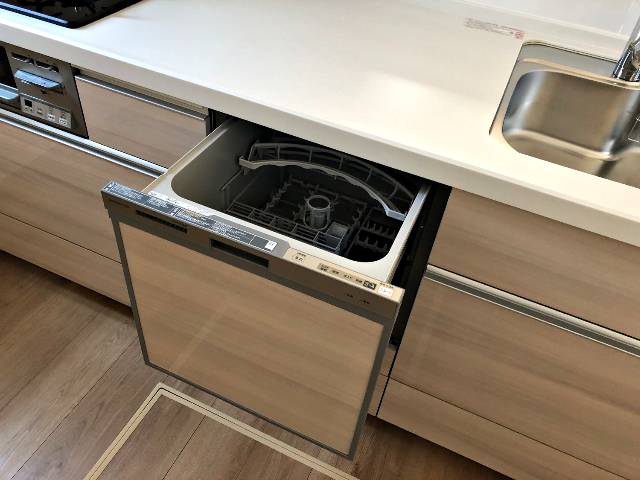 　●食器洗い乾燥機が標準！手洗いでは難しい６０～８０℃の高温で洗いやすすぎをするので、除菌効果があります