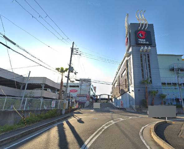 　映画館・ドンキーホーテが入っているアクロスモールへ徒歩約７分