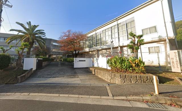 　原山台中学校まで徒歩約１１分