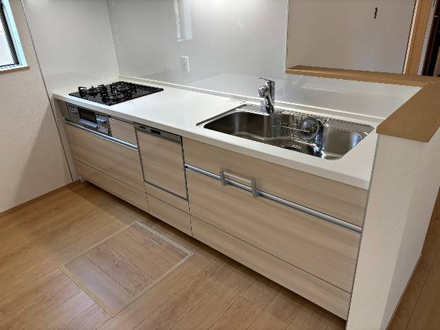 　●クリナップ製システムキッチン。収納はオール引出しタイプ。内部の見えない部分まで上質のステンレス仕上げでいつまでも清潔！