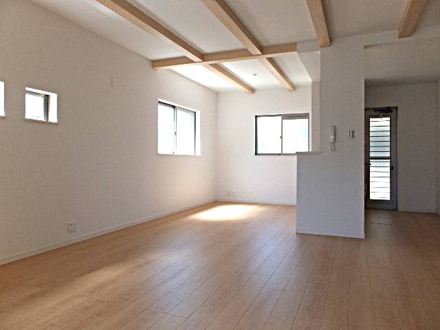 　広々としたリビングで明るく開放感があります。すり傷やへこみ傷に強い高耐久なフローリングで、綺麗さ長持ち。