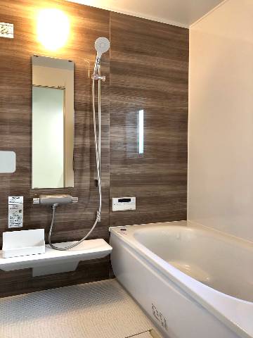 　●掃除らくらくほっカラリ床！ひざをついても痛くないやわらかさ！お掃除ラクラク排水口は抗菌・防カビ仕様！浴槽は魔法びん浴槽