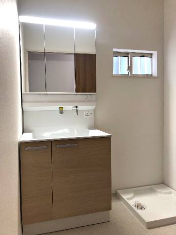 　●３面鏡タイプ。鏡の内側も収納になっています。お手入れがしやすい大型洗面ボール！引出しタイプの収納も便利です！