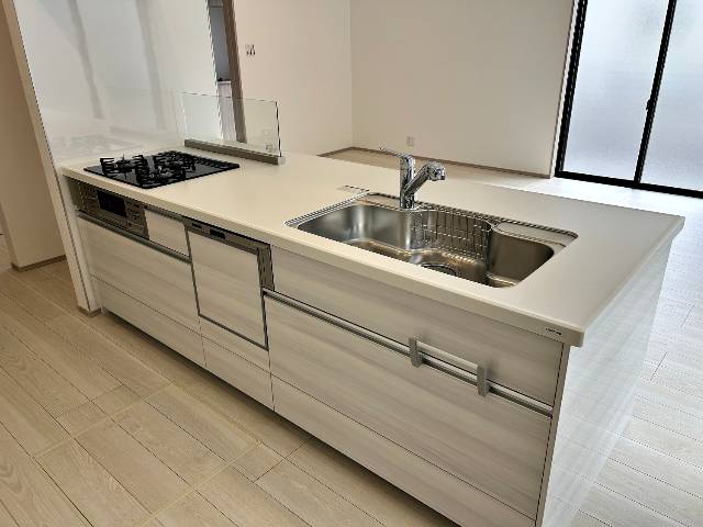 エムズコート金剛（大阪狭山市茱萸木６丁）全２９区画★新築一戸建て　●クリナップ製システムキッチン。収納はオール引出しタイプ。内部の見えない部分まで上質のステンレス仕上げでいつまでも清潔！