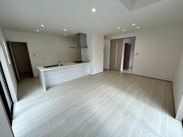 エムズコート金剛（大阪狭山市茱萸木６丁）全２９区画★新築一戸建て　広々としたリビングで明るく開放感があります。すり傷やへこみ傷に強い高耐久なフローリングで、綺麗さ長持ち。