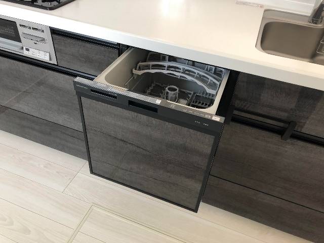 　●食器洗い乾燥機が標準！手洗いでは難しい６０～８０℃の高温で洗いやすすぎをするので、除菌効果があります