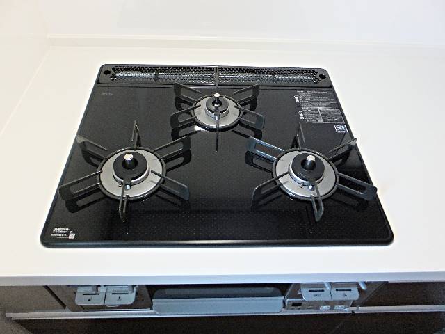 　●清潔で艶やかな見た目のガラストップコンロ！強化ガラスを使用しており洗練されたデザイン！焼付きやこびりつきが起きにくい！