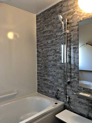 　●掃除らくらくほっカラリ床！ひざをついても痛くないやわらかさ！お掃除ラクラク排水口は抗菌・防カビ仕様！浴槽は魔法びん浴槽