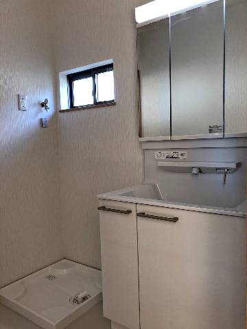 　●３面鏡タイプ。鏡の内側も収納になっています。お手入れがしやすい大型洗面ボール！引出しタイプの収納も便利です！