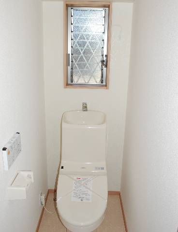 エムズコート光明池（赤坂台４丁）★自由設計対応可★不動産　●洗浄暖房便座！便器は奥までフチがないからサッとひとふき、自動でミスト・水をふきかけ便器を汚れから守ります！掃除ラクラク