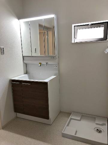 エムズコート光明池（赤坂台４丁）★自由設計対応可★不動産　●３面鏡タイプ。鏡の内側も収納になっています。お手入れがしやすい大型洗面ボール！引出しタイプの収納も便利です！