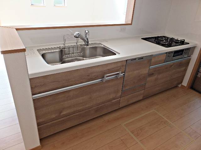 　●クリナップ製システムキッチン。収納はオール引出しタイプ。内部の見えない部分まで上質のステンレス仕上げでいつまでも清潔！