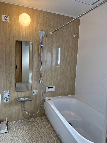 　●掃除らくらくほっカラリ床！ひざをついても痛くないやわらかさ！お掃除ラクラク排水口は抗菌・防カビ仕様！浴槽は魔法びん浴槽