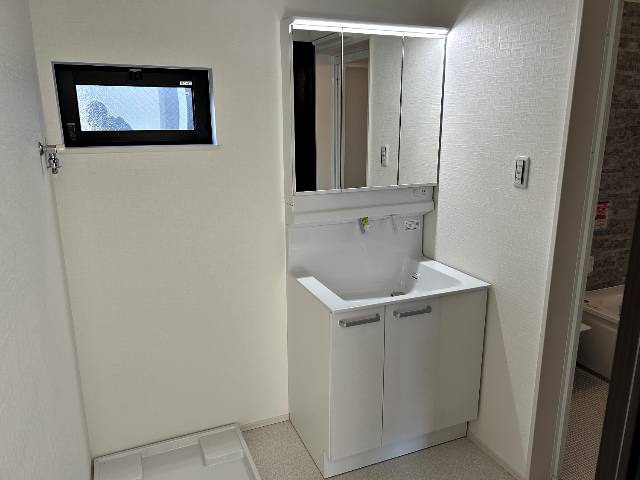 　●３面鏡タイプ。鏡の内側も収納になっています。お手入れがしやすい大型洗面ボール！引出しタイプの収納も便利です！