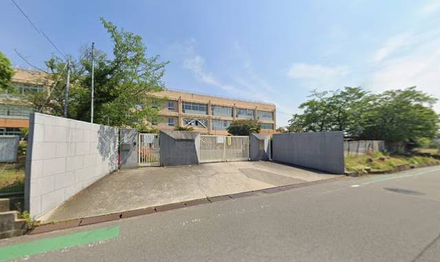 　鶴山台北学校へ徒歩約１４分