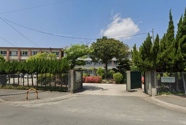 　信太中学校へ徒歩約１７分