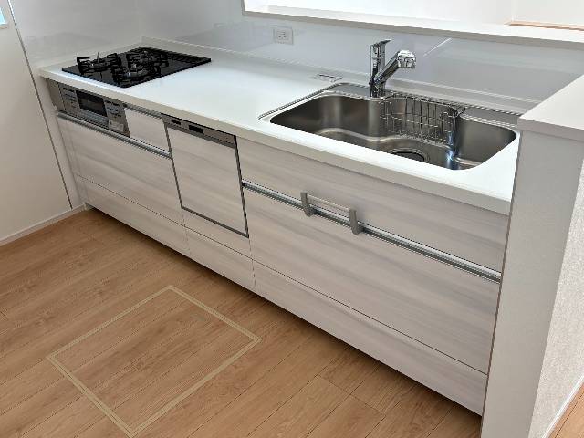 　●クリナップ製システムキッチン。収納はオール引出しタイプ。内部の見えない部分まで上質のステンレス仕上げでいつまでも清潔！