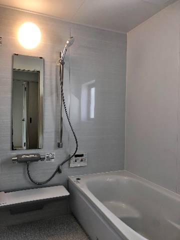 　●掃除らくらくほっカラリ床！ひざをついても痛くないやわらかさ！お掃除ラクラク排水口は抗菌・防カビ仕様！浴槽は魔法びん浴槽