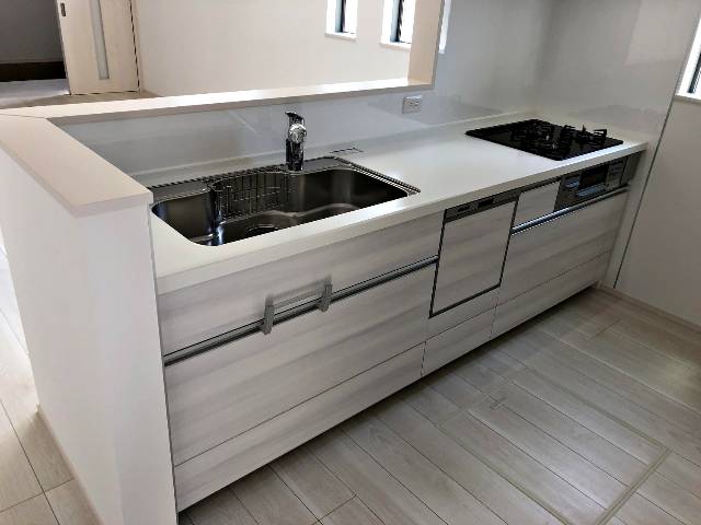 　●クリナップ製システムキッチン。収納はオール引出しタイプ。内部の見えない部分まで上質のステンレス仕上げでいつまでも清潔！