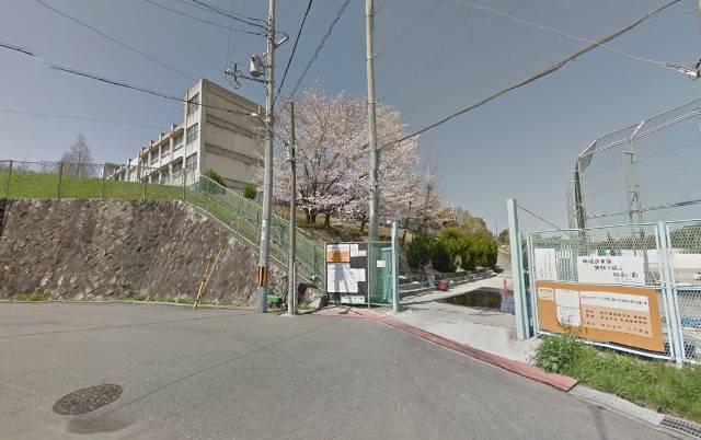　若松台中学校へ徒歩約10分